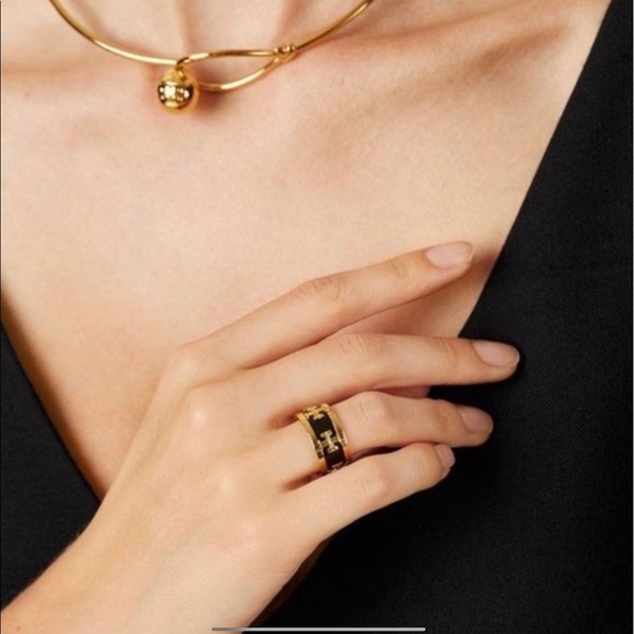 🆕 Tory Burch Authentic Wide Band Black Enamel With Gold Raised Logo Ring 7 - Picture 8 of 10
